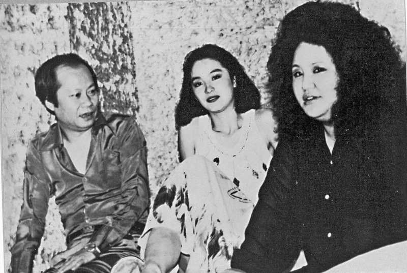 林世芳(左)是藍寶石大歌廳的重要推手之一,圖為他與林青霞(中)、陳今珮(右)合影。(圖片提供/遠流出版)