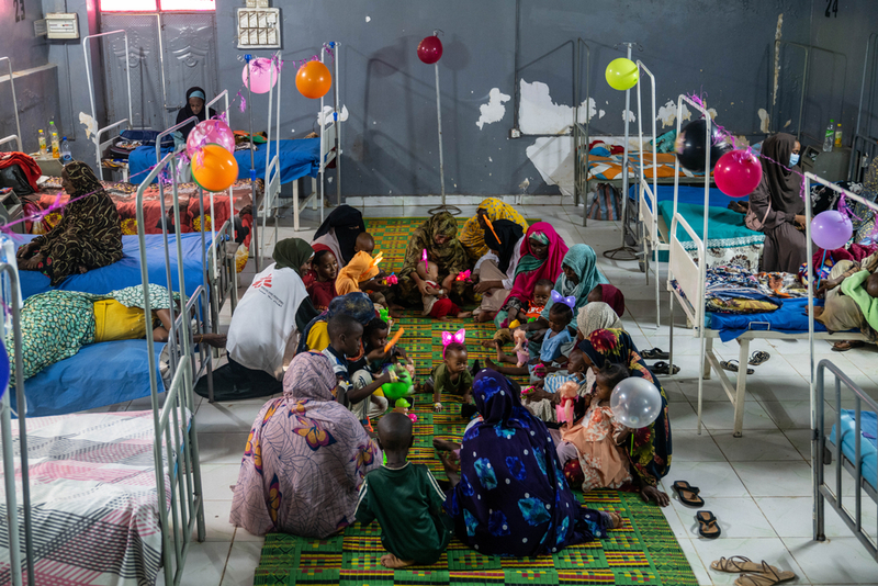 在蘇丹朱奈納教學醫院的兒科病房內，孩子們正在參與由無國界醫生舉辦的心理支持活動。透過氣球與玩具，為這些正在經歷戰爭創傷的病童與流離失所的家庭，帶來片刻的喘息。照片攝於2025年7月29日，蘇丹。（攝影／Moises Saman／Magnum Photos／無國界醫生提供）