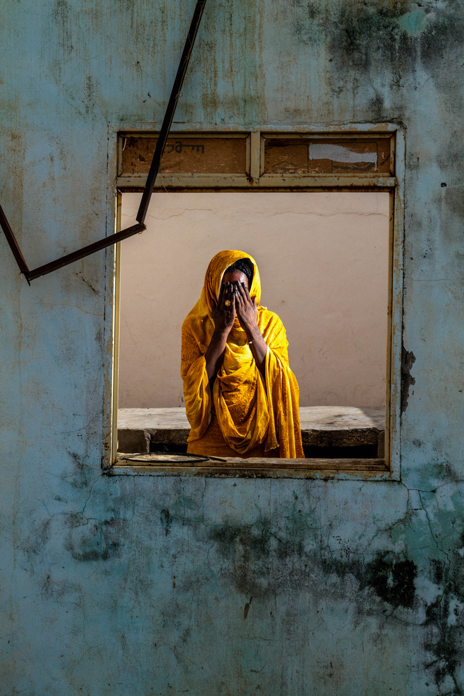 一位來自喀土穆的24歲母親，因突發的爆炸，連基本的衣物及錢財都無法帶離，僅能帶著兒女逃至朱奈納。對於未來，他們不知道何去何從。照片攝於2025年7月31日，蘇丹。（攝影／Moises Saman／Magnum Photos；照片提供／無國界醫生）
