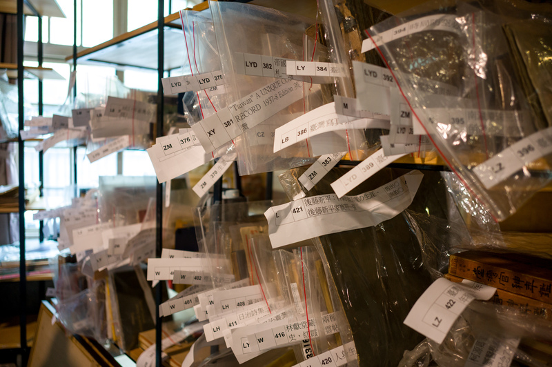 「清風似友」拍賣會現場待成交的手稿與舊書被貼上編號、裝入塑膠袋封存。（攝影／黃世澤）