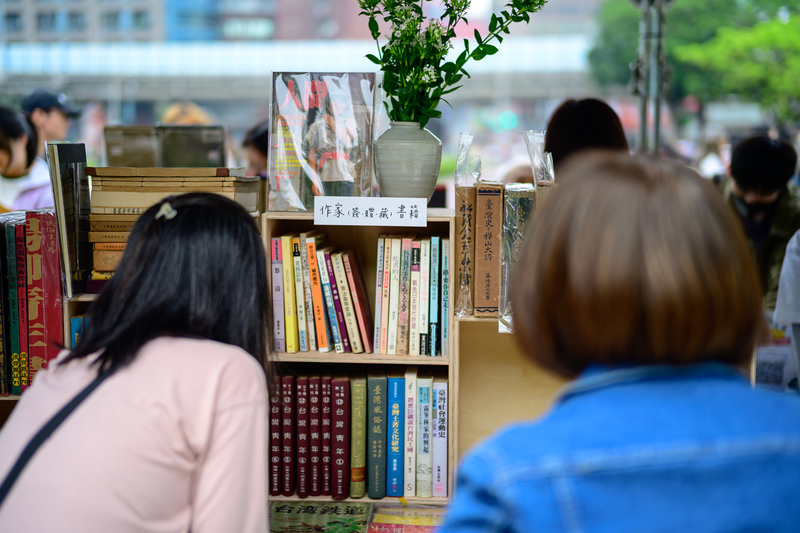 拍賣會場外的二手書市集，定價依照作家名聲、版本珍稀程度與二手行情，多由賣家主觀認定。（攝影／黃世澤）