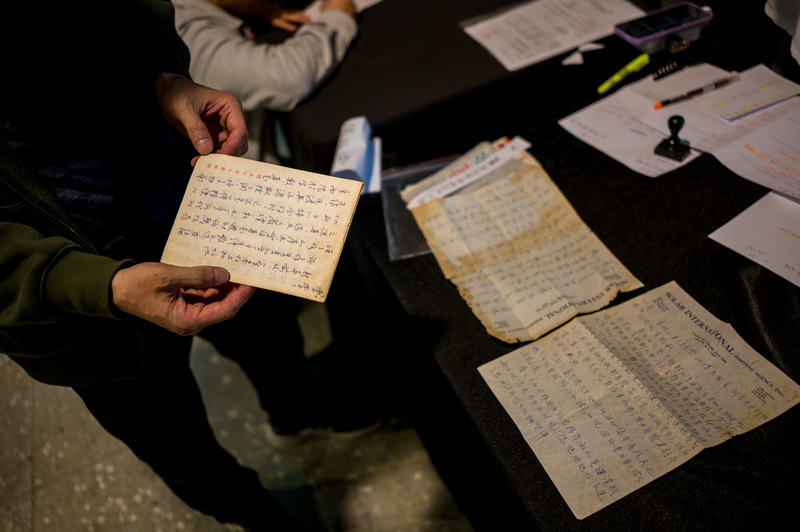 現場參與競標的劉先生，展示其以兩萬元得標的作家琦君親筆信。部分讀者和藏家因喜愛作家作品，進而收藏手稿，滿足親睹真跡的收藏雅趣。（攝影／黃世澤）