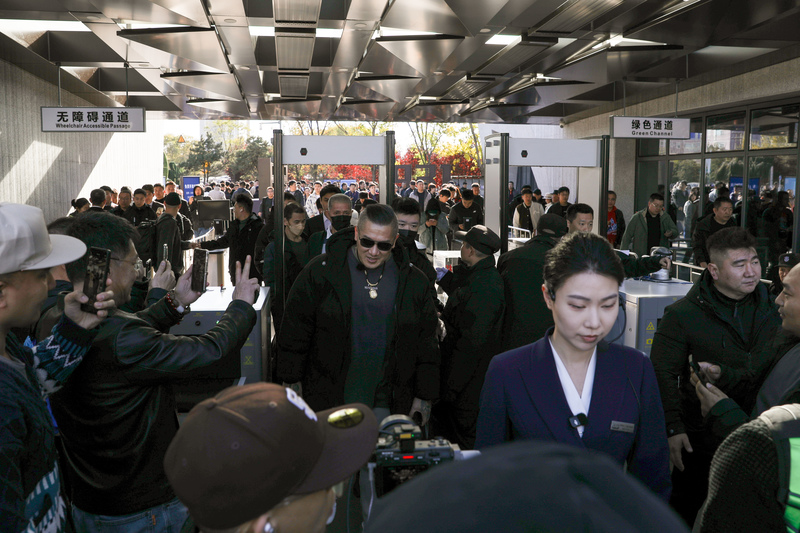 館長中國行與圍繞身後的中國網紅們