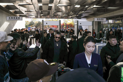 館長中國行與圍繞身後的中國網紅們