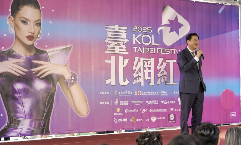 旺旺中時媒體集團副董事長周錫瑋在2025年台北網紅節活動上強調，如今網紅的影響力已「勝過總統」。（攝影／方君竹／影片截圖）