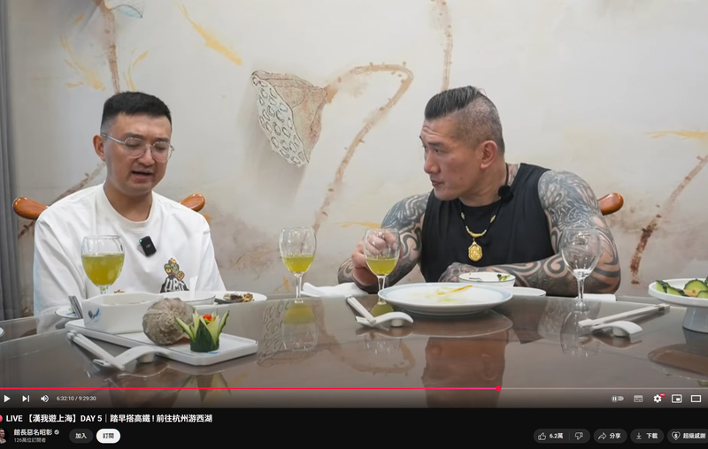 在杭州負責接待館長的網紅李翔，在飯桌上強調自身與台灣的深厚連結。（圖片來源／館長惡名昭彰頻道／YouTube平台截圖）