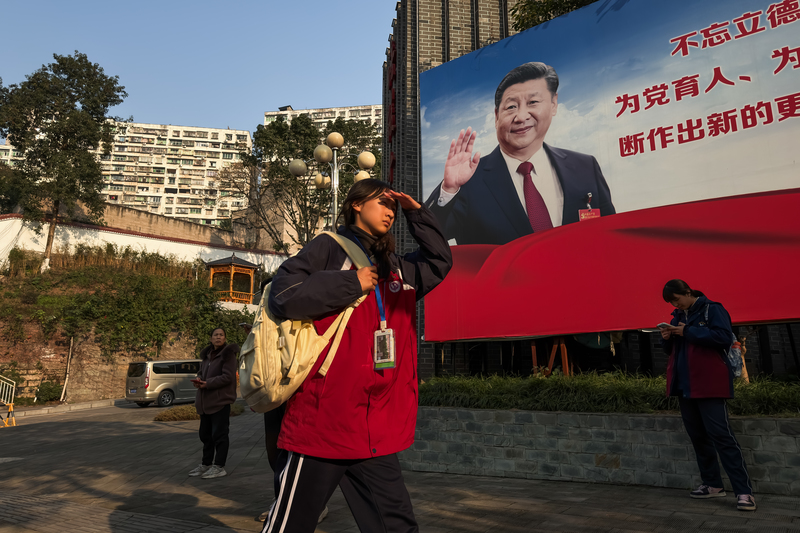 2026年1月9日，中國重慶一所中學校門口豎立著巨大的中共國家主席習近平看板，上頭印有關於教育與黨的宣傳標語。習近平自2018年起提出「建構網上網下同心圓」主張，正式將網紅、網路作家等「網路人士」列為統戰工作的重點。（攝影／Cheng Xin／Getty Images）