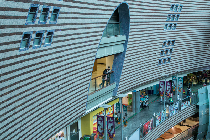 2019年11月28日,當時京華城購物中心已榮景不再,偌大商城內只有零星幾位顧客。(攝影/鄭宇辰/資料照片)