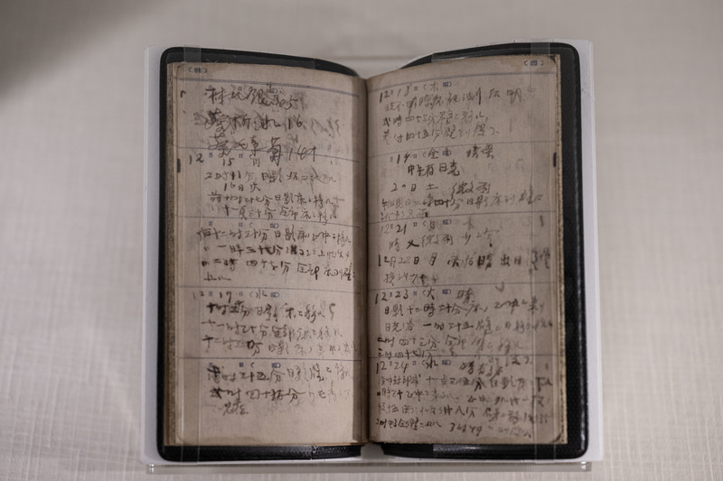 在國際實務上，如知名作家卡夫卡（Franz Kafka）或莫言的手稿爭議，最終往往導向公共機構典藏。法律專家建議，相較於曠日費時的法庭訴訟，文化界應協商共識，讓珍貴文獻在保存的前提下達成利益共享與人情兼顧。圖為台灣文學館典藏展示的日治時期作家賴和〈獄中日記〉手稿。（攝影／楊子磊）