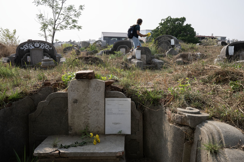 3月28日遊行結束後，蔡韋漢帶著促進會的年輕成員進入C區獻花。（攝影／楊子磊）