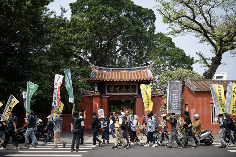 清明祭祖大遊行的隊伍行經台南孔廟。（攝影／楊子磊）