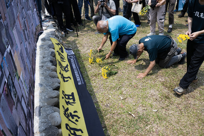 清明祭祖大遊行的隊伍於終點桂子山向南山公墓先人祈福，現場墓主後代向先人行跪拜禮。（攝影／楊子磊）