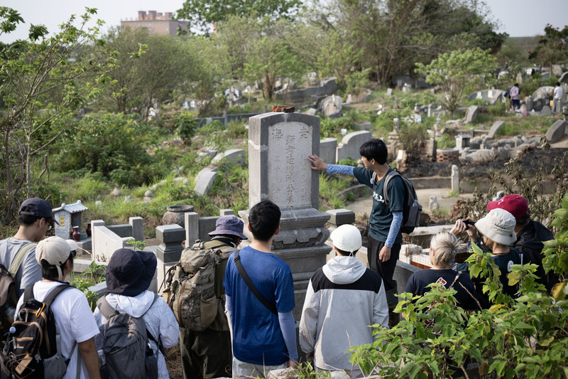 2026年4月3日，陳德聚堂副總幹事陳君豪帶領民眾走訪南山公墓，講述台南的城市發展史。（攝影／楊子磊）