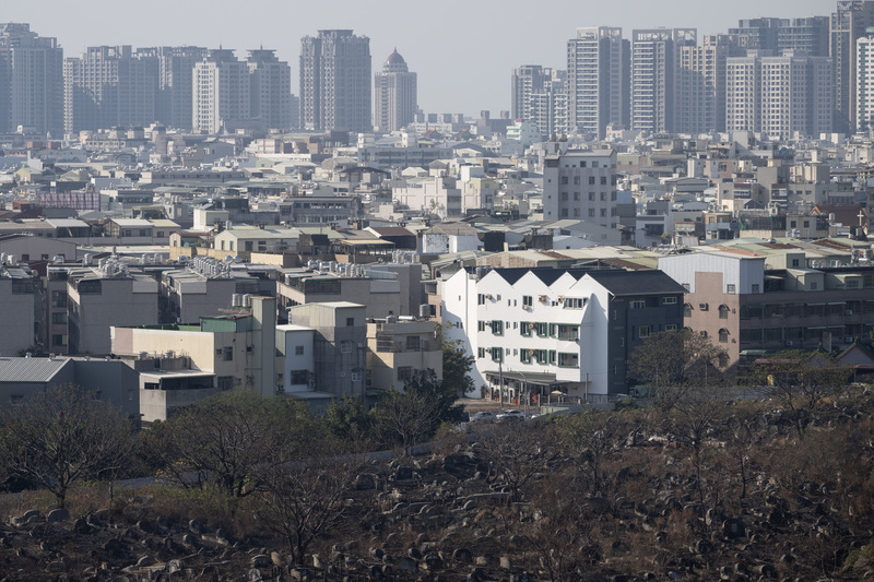2026年2月22日，自南山公墓向北望去，可見到緊鄰公墓的南區住宅，與遠方安平區的新建大樓。（攝影／楊子磊）