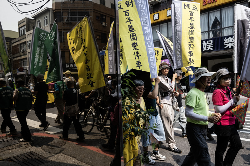 清明祭祖大遊行的旗隊沿民權路向台南市中心前進。（攝影／楊子磊）