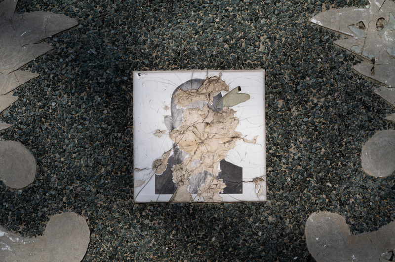 先人遺骨遷葬後，依照習俗敲碎墓碑與遺像。（攝影／楊子磊）