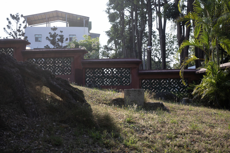 台南市五妃廟內遺留的墳冢，是明清以降城南墓葬群存在的痕跡。（攝影／楊子磊）