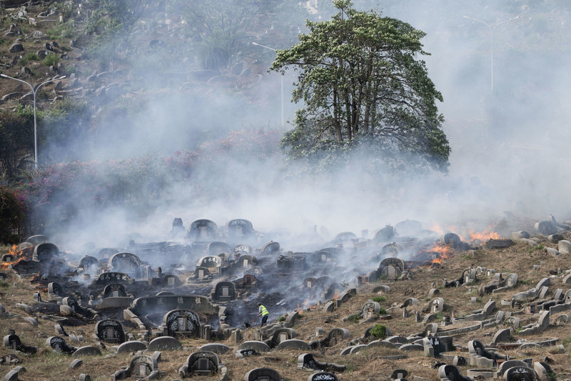 2026年4月3日下午，南山公墓靠近西門路一帶東側發生火警。（攝影／楊子磊）