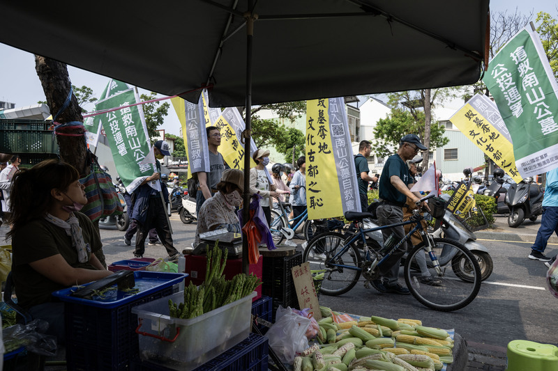 清明祭祖大遊行的隊伍自河樂廣場出發後，途經海安路時引起路旁商販矚目。（攝影／楊子磊）