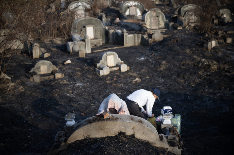 2026年2月18日下午，南山公墓的D區大火熄滅後，有民眾前來確認家族墳墓是否安好。（攝影／楊子磊）