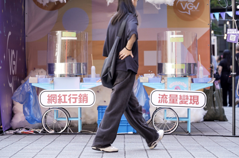 透過媒體曝光與商業合約，網紅們在「去政治化」的包裝下，被帶有中國官方色彩的宣傳體系所吸納。圖為2025年台北網紅節現場。（攝影／方君竹／影片截圖）