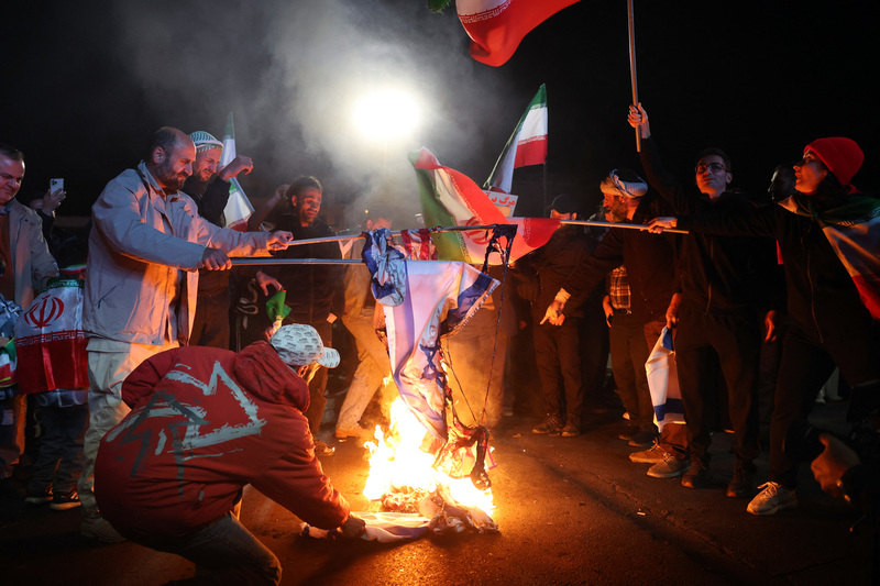 2026年4月8日清晨,美伊暫時停火的消息確認後,伊朗首都也出現數百名親政府示威者湧上街頭,高喊反美和反以色列的抗戰口號,並在德黑蘭的恩格拉布廣場(Enghelab Square)焚燒美國和以色列國旗。(攝影/STR/AFP)