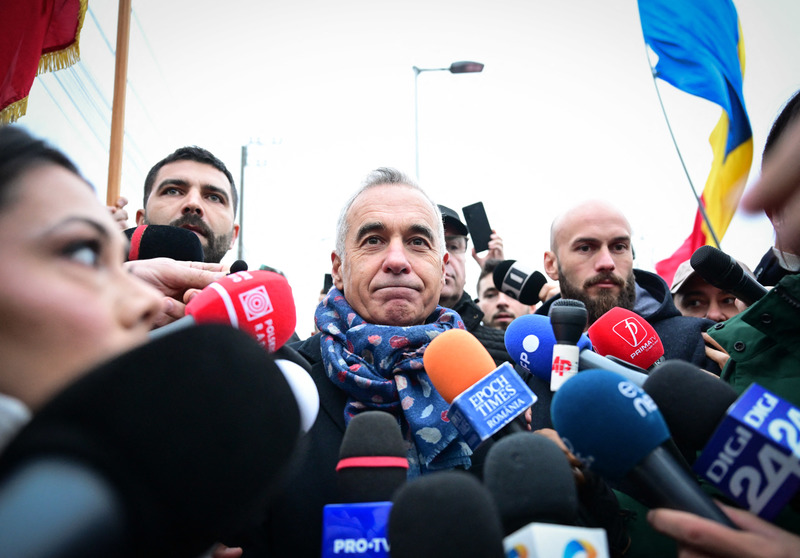 2024年12月，羅馬尼亞極右翼候選人喬治斯庫（Calin Georgescu，中）在抗議現場發表談話 。該次大選因情報指控俄羅斯透過TikTok進行大規模介選，史無前例地遭法院判定投票結果無效。（攝影／Daniel Mihailescu／AFP）