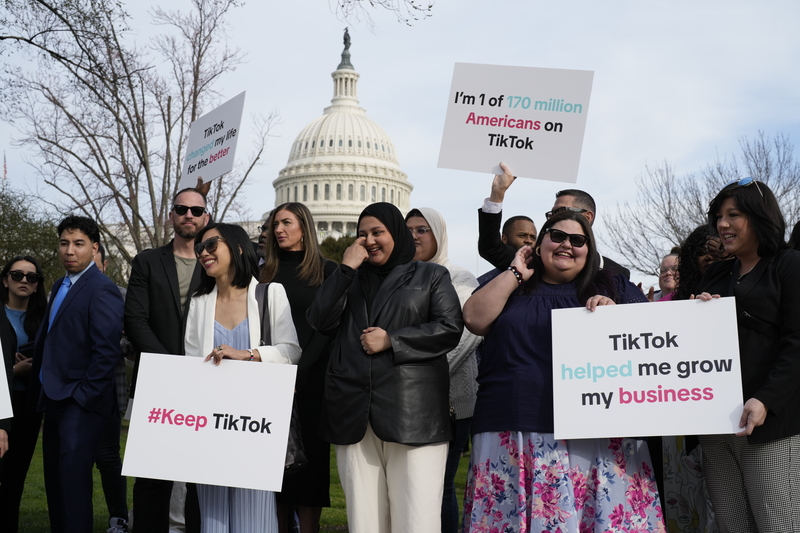 2024年3月，TikTok支持者於美國國會外抗議禁令法案。該法案要求字節跳動出售美國業務以防範中國國安威脅，但也引發「捍衛民主」與「限制言論自由」的激烈爭論 。（攝影／J. Scott Applewhite／AP／達志影像）