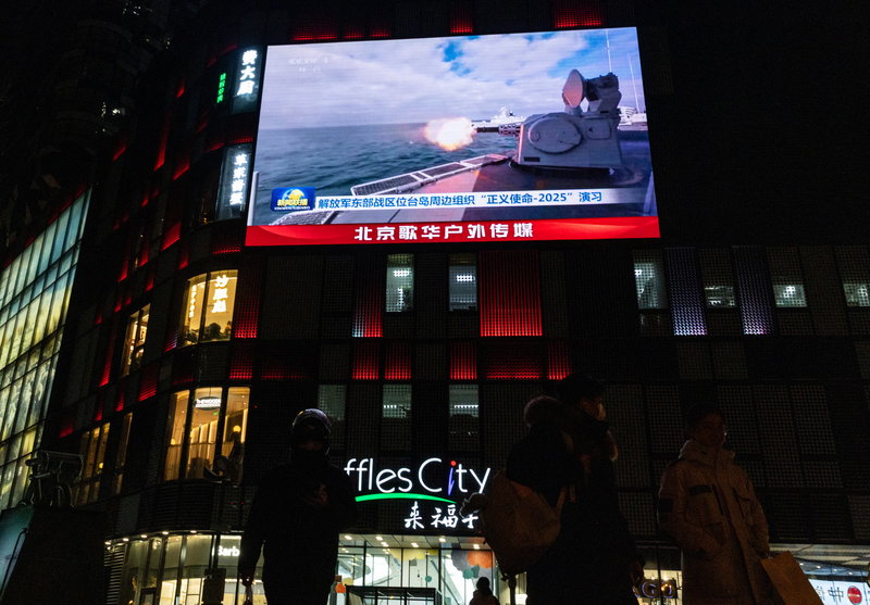 2025年12月29日，中國北京街頭的大螢幕上播放著解放軍對台軍事演習的即時新聞。（攝影／Maxim Shemetov／REUTERS／達志影像）