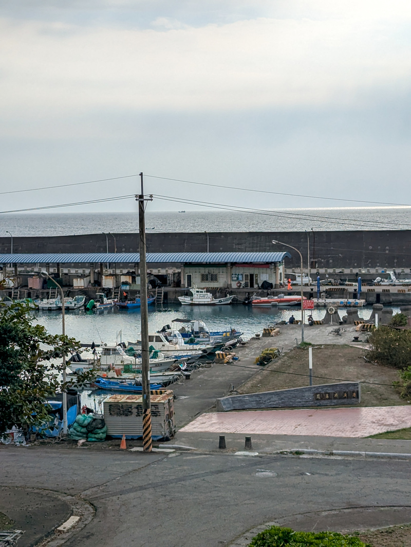 2025年12月26日環評現勘來到鳳鼻頭漁港。在園區開發後,這裡將廢港轉為機關用地,原有設施將留給海巡署使用。(圖片提供/地球公民基金會)