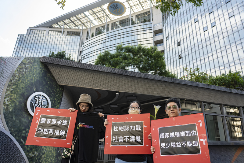 在剴剴逝世兩週年的2025年12月24日,全台社工工會代表集結衛福部,訴求政府應該系統性思考及通盤改革,而非使社工成為悲劇的社會情緒出口。(攝影/陳曉威)