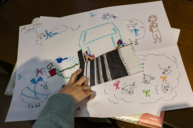 前桃園市社福中心社工靖宇(化名)在某次外部督導課程時,描繪自己工作心境的圖畫,塗滿黑色的區塊猶如沉重的壓力。(攝影/陳曉威)