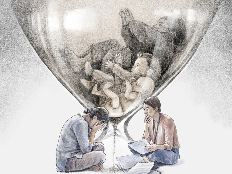 「要等曉娟多久、會不會耽誤小凡的人生？」面對遲遲無法提升親職能力的家長，該建議出養，給家長思考孩子未來的動力，或繼續投入資源，等待家長進步的一天？出養必要性評估改由地方政府辦理後，許多社工面對與亭雯相同的煩惱。（插畫／陳靖宜）