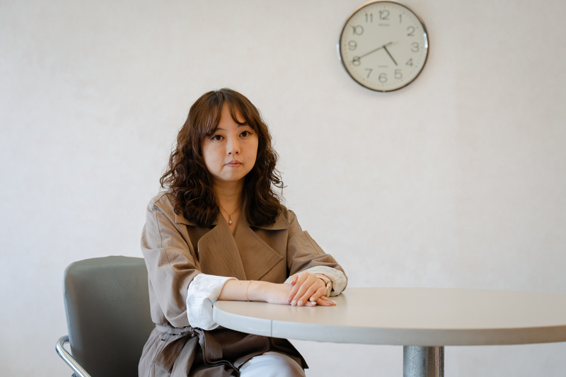 收出養制度轉銜陣痛期，勵馨基金會台中分事務所收出養督導林容跟所有公、私部門的社工一樣，正陪伴找家兒少與時間賽跑。（攝影／馬雨辰）