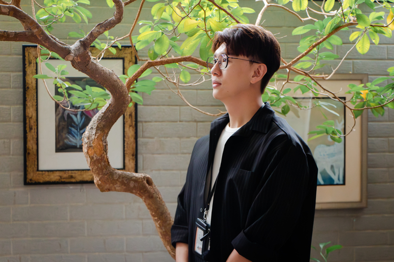 禾心諮商所副所長李松霖形容，出養涉及兒少在法律與心理層面上的斷裂與重組，定奪出養與否時，他最看重的是原生家庭是否已窮盡所有資源與努力，也須在出養評估過程，同步為孩子尋找返家的可能。（攝影／曹馥年）