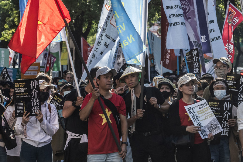 2023年12月10日，兩年一度的移工大遊行於台北市舉行，上百名在台移工走上街頭，要求政府承擔跨國聘僱的責任，廢除私人仲介制度。（攝影／楊子磊／資料照片）