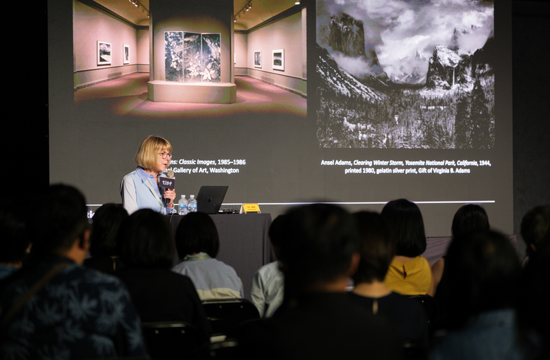 透過成功的展覽建立專業地位，1985年安塞爾．亞當斯回顧展吸引超過60萬人次參觀，向館方證明攝影的公眾吸引力。（照片提供／Lightbox 攝影圖書室）