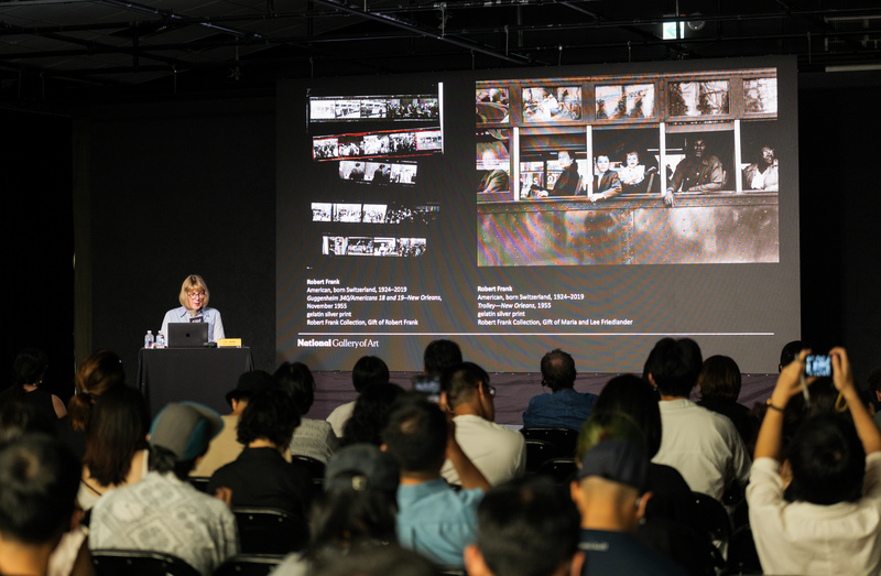 深入影像內部的研究，格林諾展示羅伯．法蘭克（Robert Frank）《美國人》中的經典照片與底片印樣，解析攝影師捕捉社會真相的直覺。（照片提供／Lightbox 攝影圖書室）