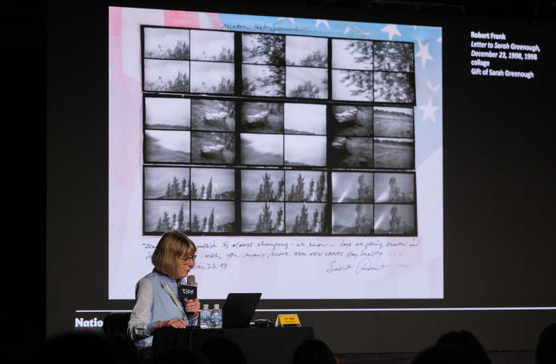 策展人與藝術家的長期連結，羅伯．法蘭克曾將其拼貼作品寄給莎拉．格林諾，體現兩人跨越數十年的專業互動與情誼。（照片提供／Lightbox 攝影圖書室）