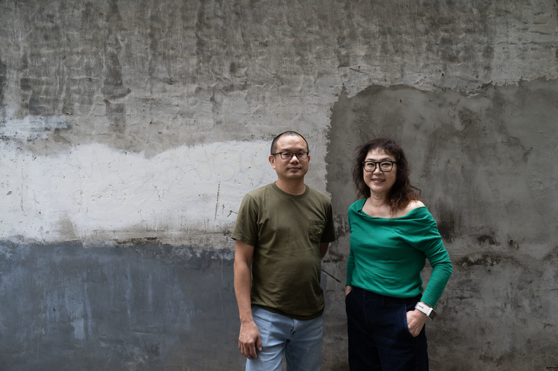 自2006年、2009年拍攝完高菊花，前後歷經近20年的沉澱與各方追尋，《傳奇女伶高菊花》監製熊儒賢（右）、導演盧元奇（左）才得以更完整拼湊出不容噤聲的時代之音。（攝影／楊子磊）