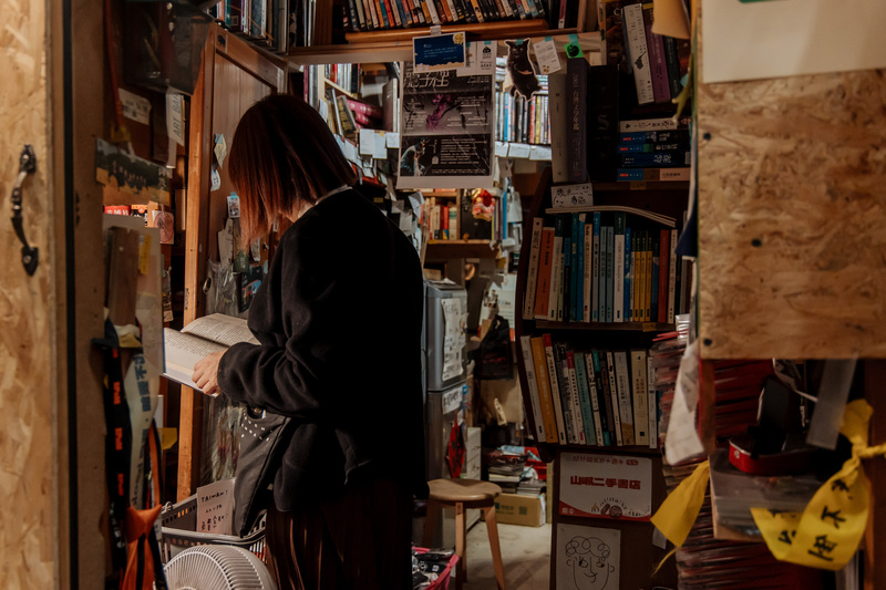 「山峸二手書店」以疊床架屋的「違章」風格書架，善用空間以發揮最大效益。（攝影／鄭宇辰）