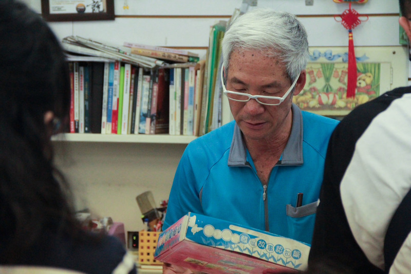 《書店裡的影像詩》記錄了屏東博克書局老闆林常中，在書店謝幕前與熟客的溫暖互動。（圖片提供／夢田影像）