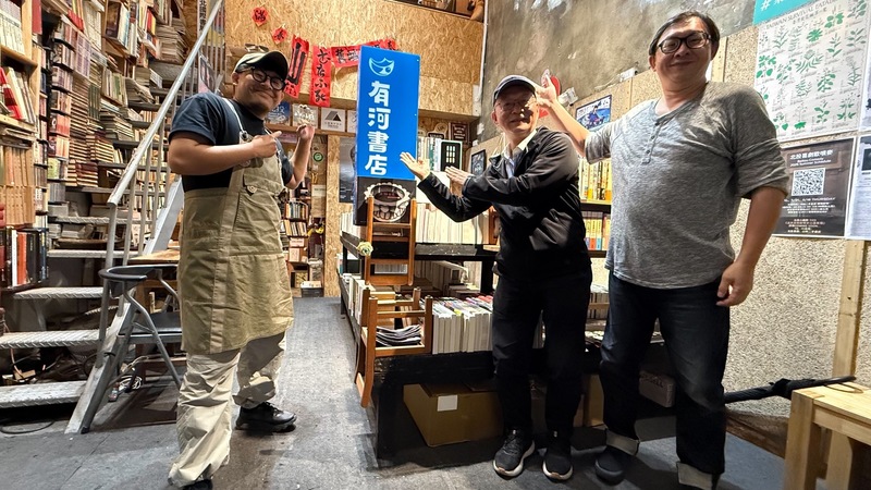 王政中（左起）、北投社區大學校長洪德揚與詹正德，在「山峸二手書店」揭幕「跟有河書店好好說再見新書特展」。（圖片提供／王政中）