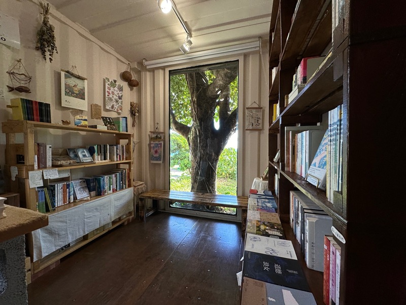 位於蘭嶼的「在海一方」在疫情期間開張，是蘭嶼的第一家獨立書店。（圖片提供／夢田影像）