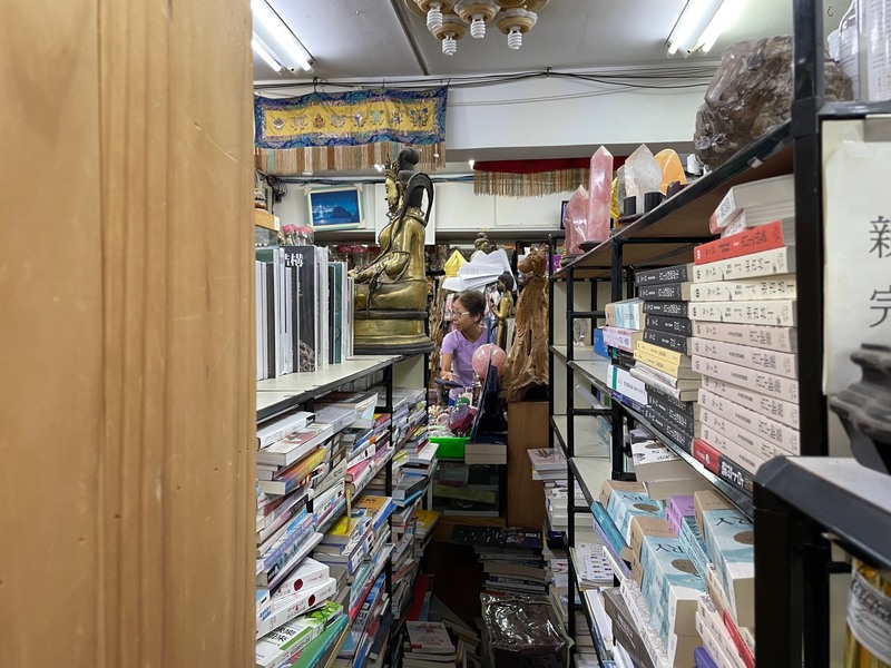 「佛化人生」書店老闆娘何淑本開朗直率，是身心靈界廣為人知的傳奇人物。（圖片提供／夢田影像）