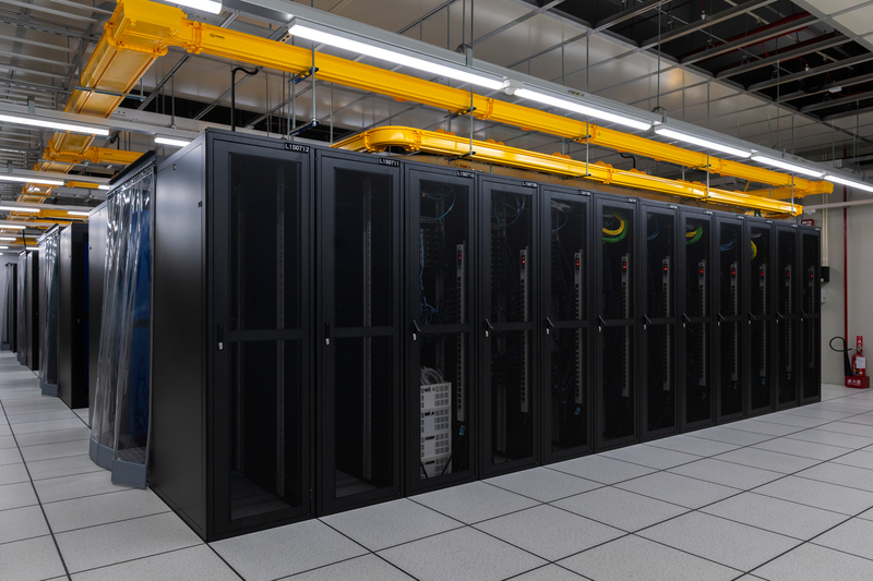 隨著AI伺服器功耗上升，資料中心擴大用電需求的同時，也得提升冷卻與電力使用效率。圖為是方電訊AI智能資料中心氣冷機房。（攝影／謝佩穎）