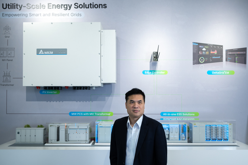 台達電子微電網解決方案事業部總經理陳治閔指出，當AI資料中心規模愈來愈大，從發電、輸配電到用電端，整套電力系統架構也必須隨之改變。像是他以國外為例，資料中心正從傳統集中供電模式，逐步走向結合自備電源、儲能等多來源的供電型態。（攝影／謝佩穎）