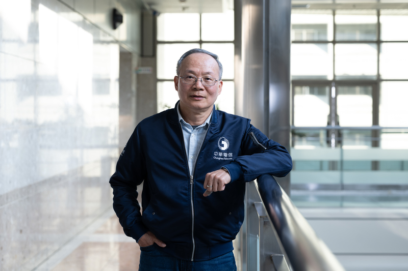 中華電信執行副總經理暨技術長黃志雄表示，高密度AI伺服器與傳統機房不同，因此資料中心從樓地板載重、散熱方式到電力來源，都需要重新評估。面對AI算力需求，中華電信預計3年內規劃建設6座AI資料中心。（攝影／謝佩穎）