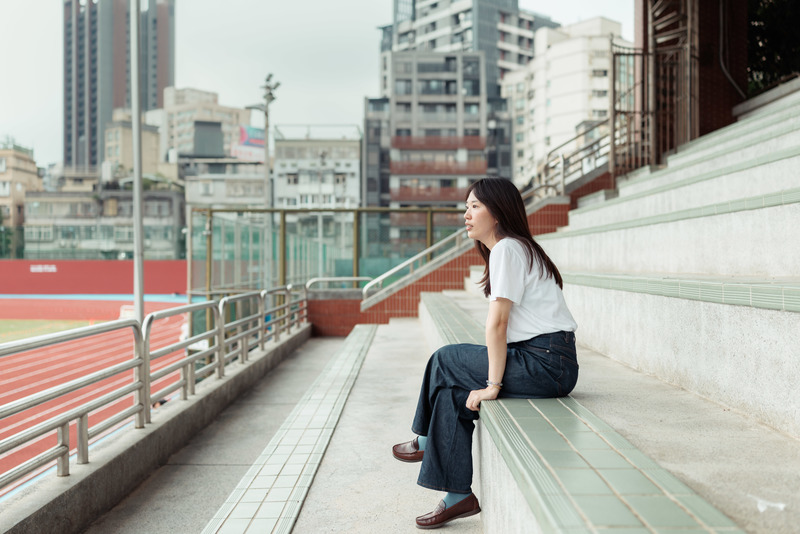 訪問那天的台北盆地悶熱潮濕，一點風也沒有，跟遠方的島嶼毫無相似。時常站在攝影機後方的陳韶君，面對鏡頭顯得頗不自在。（攝影／鄭宇辰）