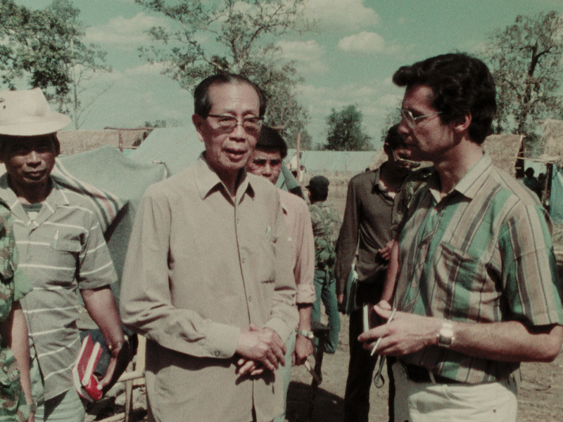 《殺戮戰場的邊緣》截圖，右為丁松筠神父。（照片提供／國家影視聽中心）